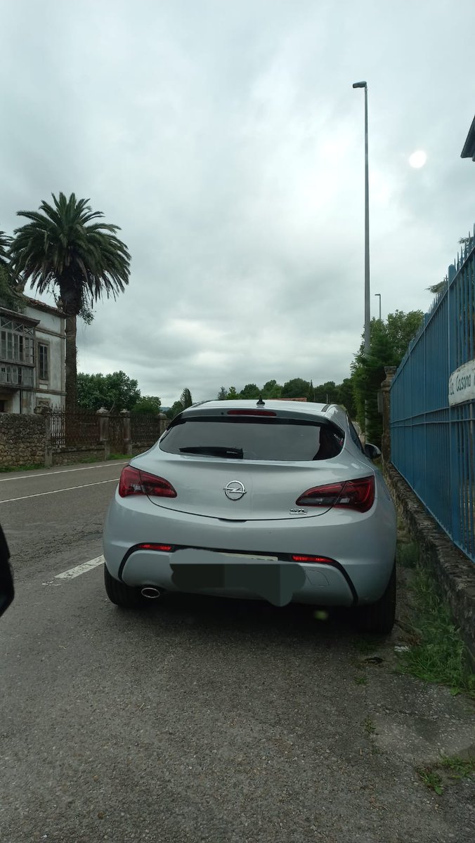 CRUITU's tweet photo. @DGTes  Tres calles salen a la carretera Nacional Santander-Burgos en Corvera de Toranzo del ayuntamiento de @CorveraToranzo. Una cortada desde hace un año, otra sin visibilidad y la tercera con coches aparcados en el arcen de clientes de la casona azul. Es un peligro para todos! https://t.co/ViGKpPyOD8