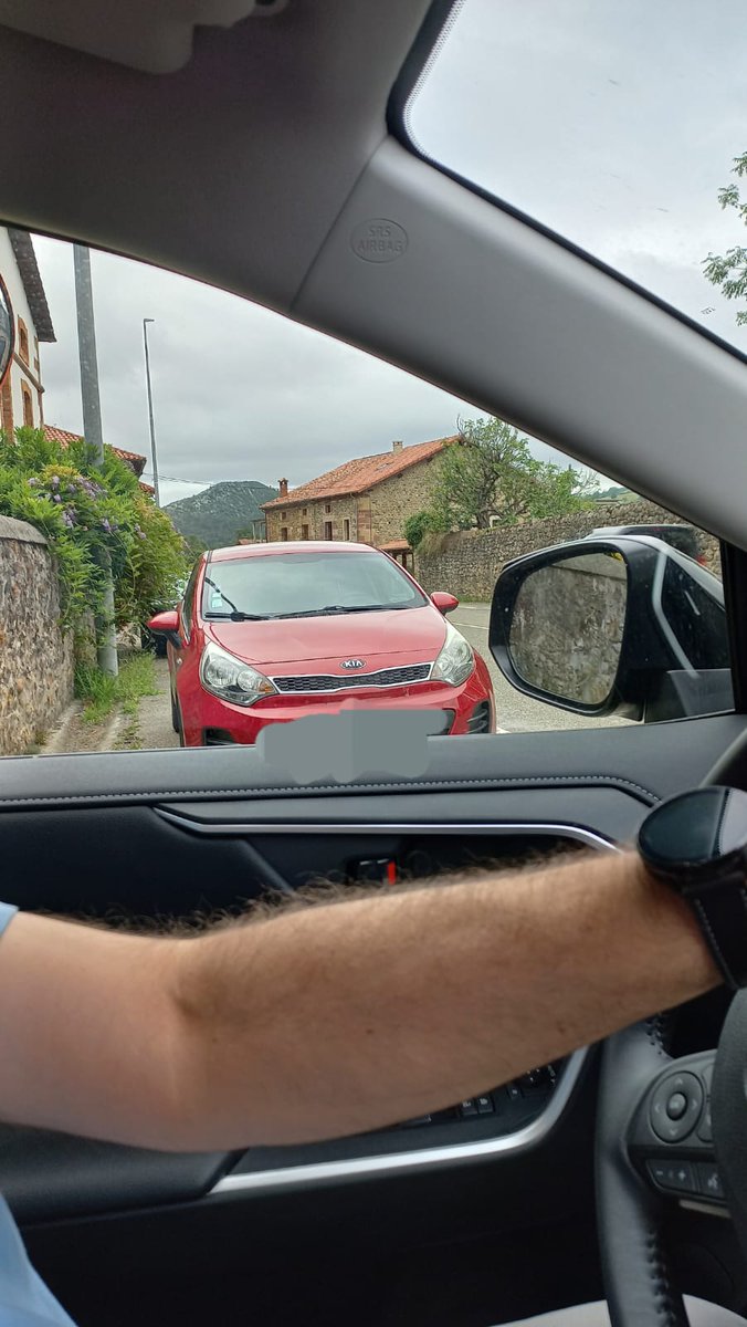 CRUITU's tweet photo. @DGTes  Tres calles salen a la carretera Nacional Santander-Burgos en Corvera de Toranzo del ayuntamiento de @CorveraToranzo. Una cortada desde hace un año, otra sin visibilidad y la tercera con coches aparcados en el arcen de clientes de la casona azul. Es un peligro para todos! https://t.co/ViGKpPyOD8