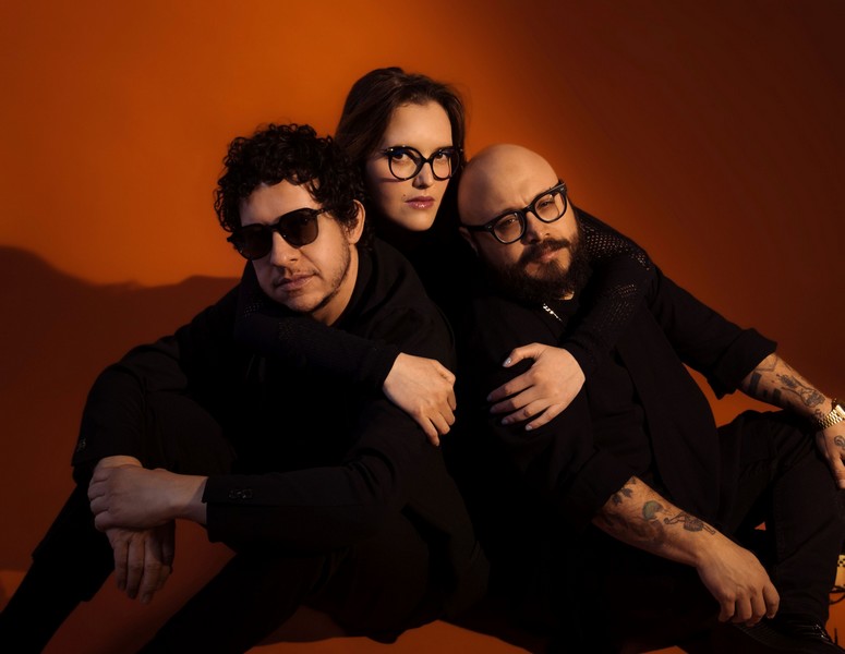 StarryMag's tweet image. .@HelloSeahorseMX fans find out what the #altrock trio shares exclusively with reporter @notbetrothedsul about recent single "El Final" and upcoming album #Híper at starrymag.com/hello-seahorse…!
