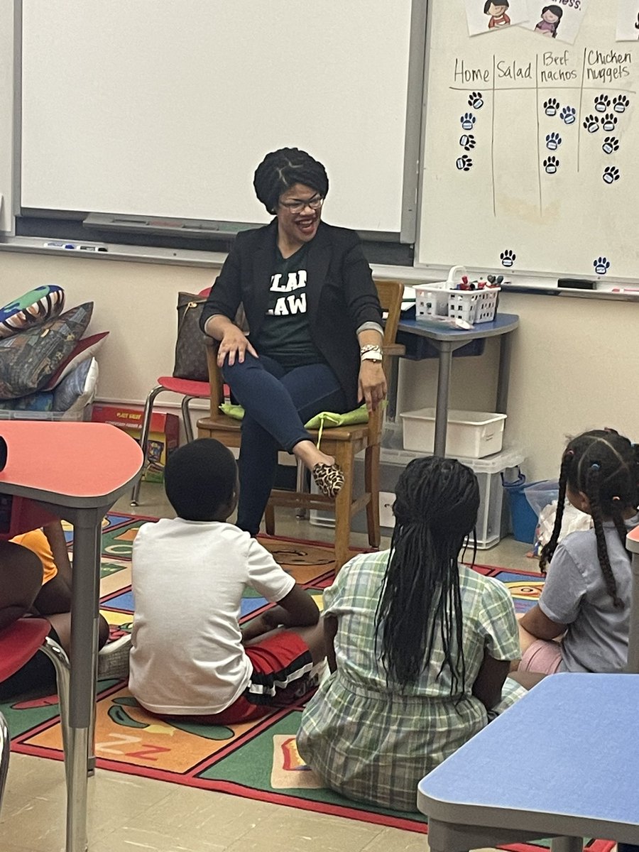 Dreamkeeper_EDU's tweet photo. Lots of great things happening @HMC1Ingels !! 4th grade is hearing from a lawyer …in person…all the way from Tulane University!! ❤️💙 #hawksatwork @HMC1Proud @kateroe3 https://t.co/JEfAXIHUnd