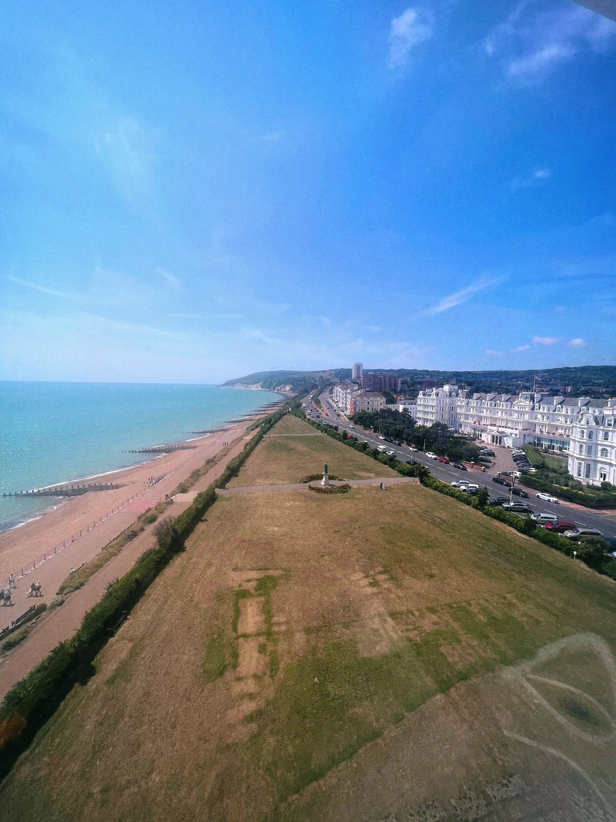 4DemiLeigh's tweet photo. Skies of blue in beautiful Eastbourne 🩵🎡 https://t.co/NBg7NQdDyn