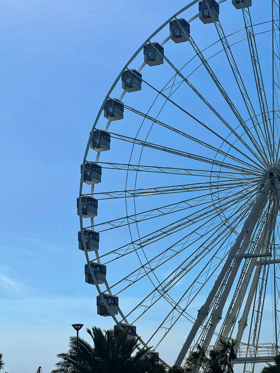 4DemiLeigh's tweet photo. Skies of blue in beautiful Eastbourne 🩵🎡 https://t.co/NBg7NQdDyn