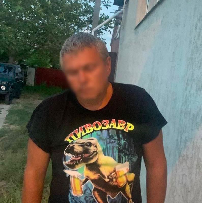 oldLentach's tweet photo. В Анапе задержали педофила, который устроил целый рейд по нескольким детским лагерям: он заходил в комнаты и трогал спящих девочек.

49-летний Геннадий Измайлов родом из Воронежской области. У него ранее уже была судимость (за проникновение в жилой дом, распитие алкоголя и употребление наркотиков).

Сперва Измайлов через дыру в заборе, используя слепую зону камер видеонаблюдения, пробрался в лагерь «Счастливое детство»:
«В спальном корпусе он начал трогать девочек, в резул��тате они подняли шум, на который прибежали охрана и вожатые лагеря. Подозреваемому удалось скрыться также через забор», — пишет ТАСС.

«Сначала он начал с нами разговаривать, мы даже подумали, что это сотрудник лагеря. А потом этот дядя начал к нам приставать», — рассказывает одна из девочек.

В МВД уточнили, что забор в этом лагере никак не мешает проникновению в лагерь посторонних, и это явное нарушение со стороны арендатора лагеря.

Затем Измайлов проник в другой детский лагерь (название не уточняется), где его сегодня и задержали.

Всего он успел совершить действия сексуального характера в отношении пяти детей, сообщает Baza. Жертвам 10-13 лет, большая часть из них родом из ДНР, одна девочка из Московской области.

Врио ДНР Пушилин при этом заявил, ситуация находится под контролем, а сами девочки не пострадали и с ними всё в порядке.

В отношении Измайлова возбудили дело ��о статьям «Развратные действия» и «Насильственные действия сексуального характера».

Полиция Анапы поблагодарила админов сообществ в соцсетях и активных граждан, которые помогли оперативно отыскать преступника.