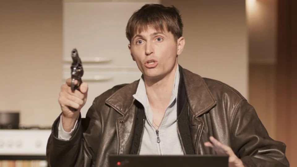 camullindah's tweet photo. #Yannick 🔫🎭
Une comédie tragique grinçante et très fine dans l’humour. On s’attache au personnage de Yannick en même temps que les spectateurs de la pièce de théâtre. La maîtrise des dialogues est époustouflante, du grand Dupieux. 
R. Quenard délivrent une grande prestation. https://t.co/xrYeDOs1Ny