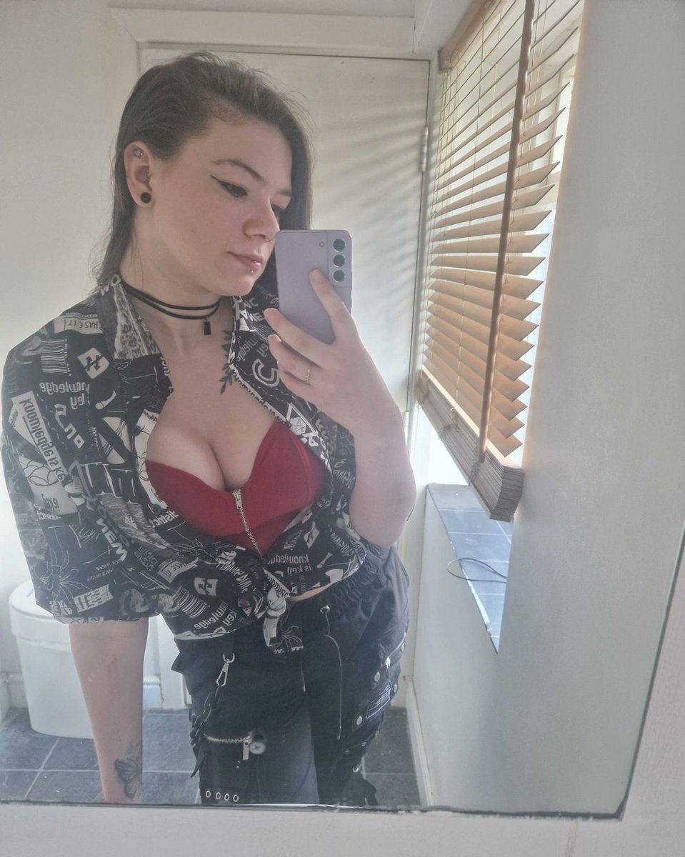 I'm sick today so you just get a snazzy repost today :)

Have a throat infection, please send best wishes :(

Also means I can't stream because it hurts to talk and I am sad 😭