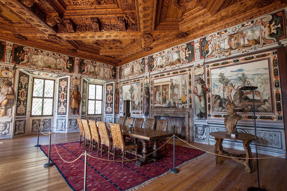onlyinthisarea's tweet photo. When in #VALTELLINA ..HISTORICAL BUILDINGS #PIURO
____
Palazzo VERTEMATE built in the 16th century before the landslide that erased the old town, interiors with inlaid wooden ceilings are frescoed with mythologic themes inspired by the Metamorphoses
📽️ https://t.co/pq7yTw4SNF https://t.co/7ofxDwEGQ5