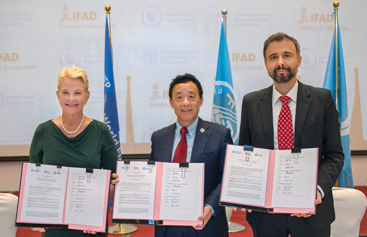 FAO in South Sudan (@faosouthsudan) on Twitter photo Visiting heads of <a href="/FAO/">Food and Agriculture Organization</a>,<a href="/IFAD/">International Fund for Agricultural Development</a> & <a href="/WFP/">World Food Programme</a> concluded their South Sudan visit meeting HE President Salva Kiir Mayardit
The 3 agencies signed an MOU to scale-up their world-wide cooperation in working to build household resilience,prevent starvation & boost agricultural productivity Visiting heads of <a href="/FAO/">Food and Agriculture Organization</a>,<a href="/IFAD/">International Fund for Agricultural Development</a> & <a href="/WFP/">World Food Programme</a> concluded their South Sudan visit meeting HE President Salva Kiir Mayardit
The 3 agencies signed an MOU to scale-up their world-wide cooperation in working to build household resilience,prevent starvation & boost agricultural productivity