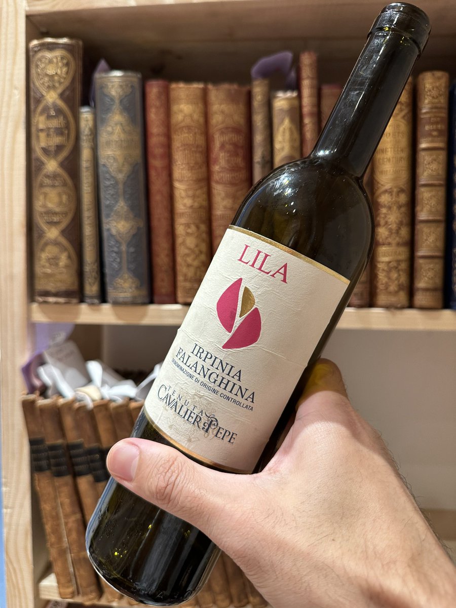 HenryPordesBook's tweet photo. Now it’s time for a libation courtesy of our charming neighbours #baaria
We are still in the midst of shelving books but do excuse us whilst we help ourselves to another glass of chilled white wine 💕
#bookstagram #bookshopsoflondon #bookshopcrawl #antiquarian #charingcrossroad https://t.co/yY237i8tnT