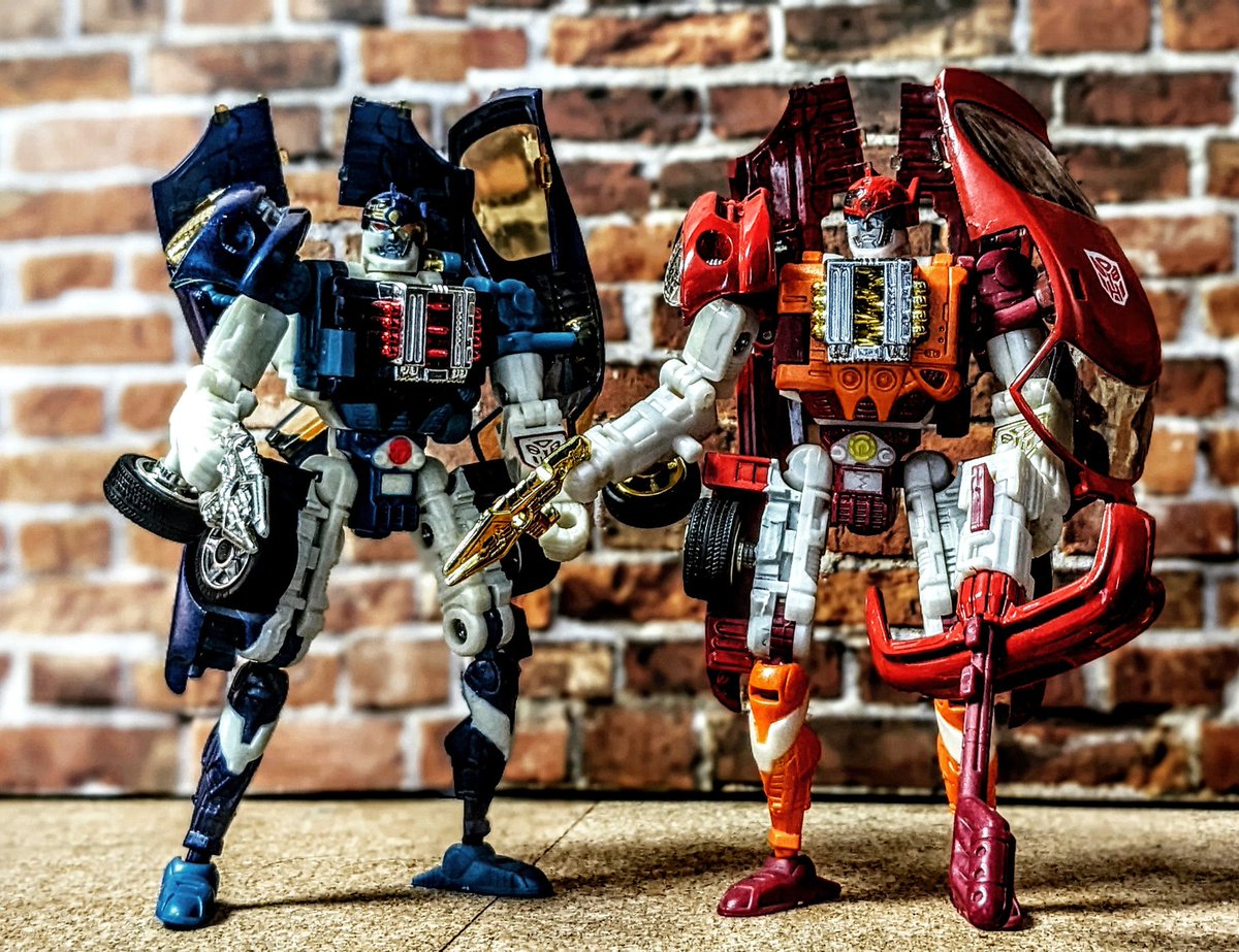 Tallus76photos's tweet photo. Transformers RID Car Robots Sideburn & Super Sideburn
#transformersRID2001 #RID2001 #carrobots #sideburn #hasbrotransformers https://t.co/vwUGqNUg1a