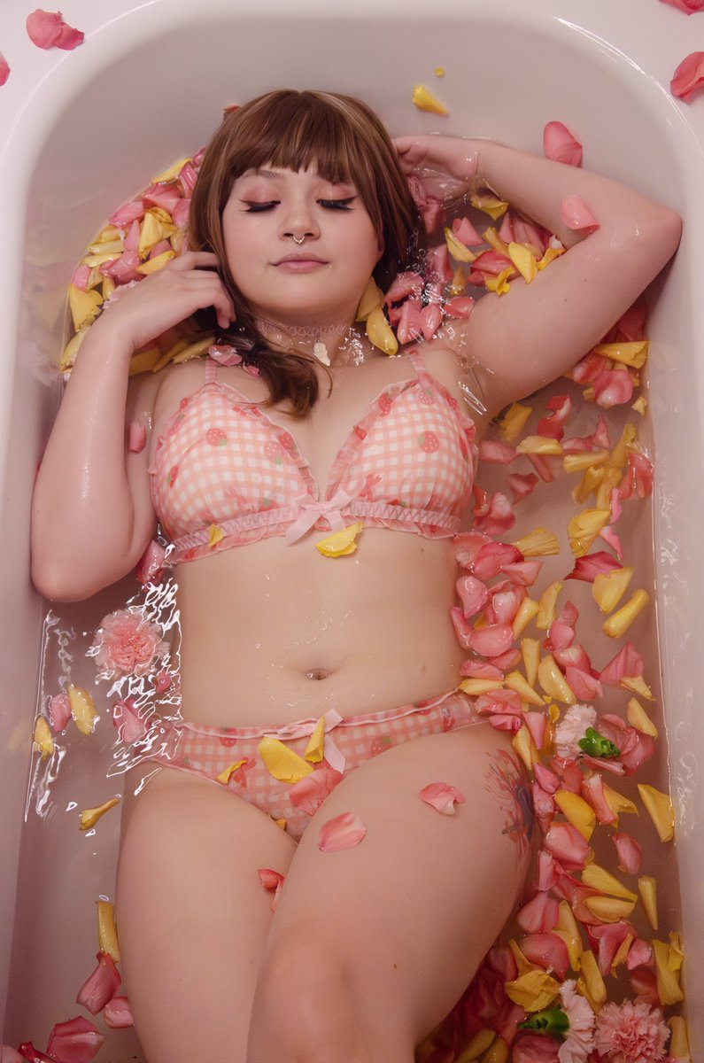 Dobutsu_Lounge's tweet photo. Itโs August already? Where did the time go? ๐ณ Letโs take a moment to stop and appreciate our cutie xxmelonholicxx ๐๐๐
๐ธ: Rosy Rhino Photography
#flowerbathshoot #flowershoot #bathshoot #lingerie #soft #softaesthetic #dobutsulounge https://t.co/8vGPHu2vCH