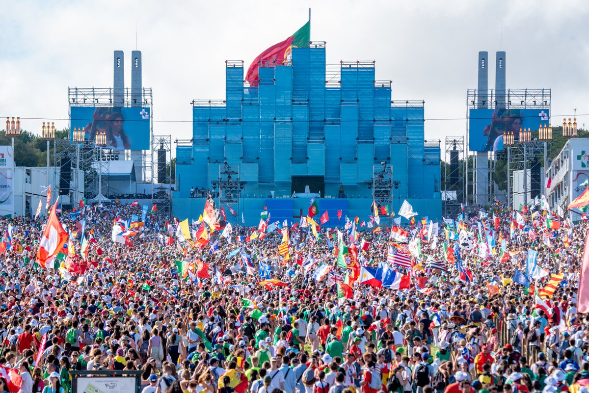Colina do Encontro was filled with all colors, languages and flags to celebrate WYD. 🙏
Pilgrims from around the world joined in prayer at #WYD Opening Mass. An emotional moment that opens the door to a week that promises to transform many hearts ❤️‍🔥
#Lisboa2023 🇵🇹