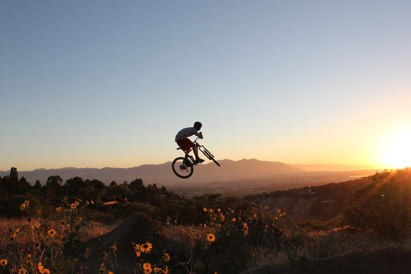 UUtah's tweet photo. As you'd expect, Salt Lake City and the surrounding area has some of the best mountain biking within an urban area in the world.

Former student Steven Macey broke down his 7️⃣ favorite rides in the Wasatch: https://t.co/Qsd2ssUp5M #801day 🚵‍♀️ https://t.co/U8QR2Cireo
