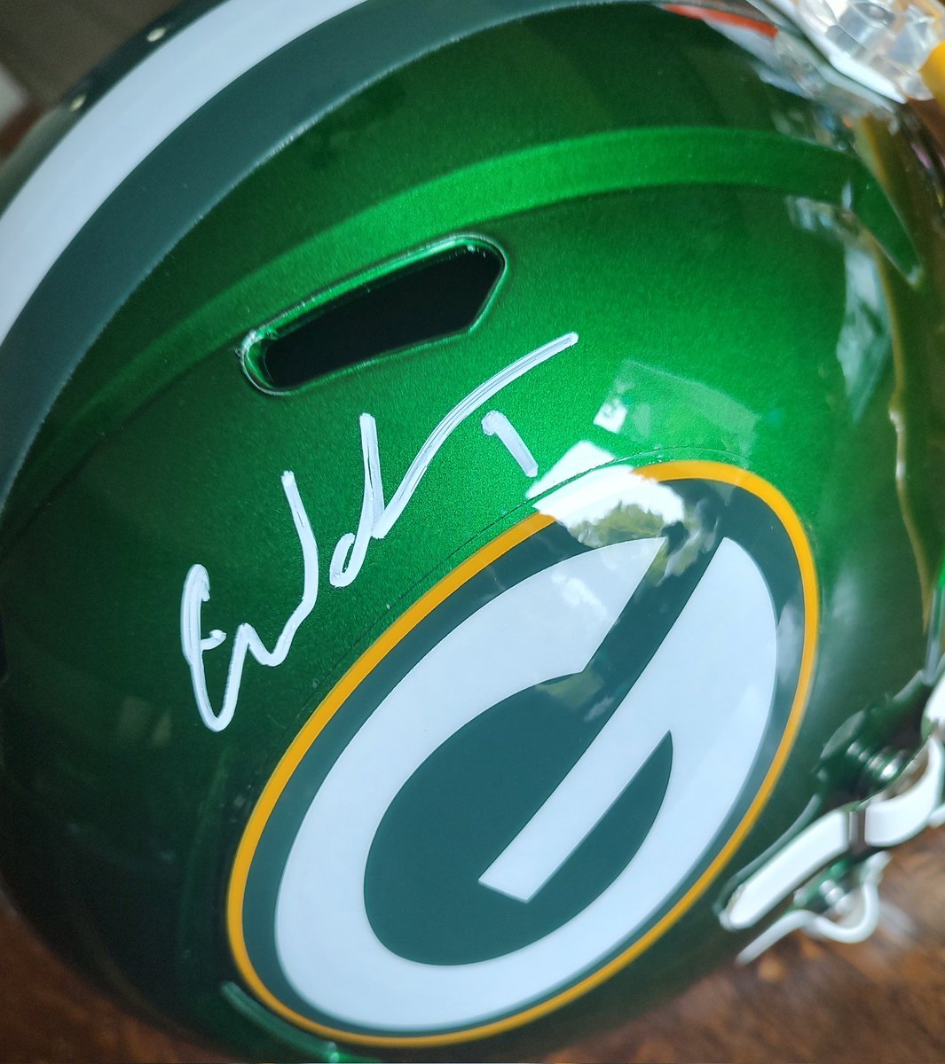 Basaraski's tweet photo. 🚨 Packers Giveaways are BACK!! 🚨
Starting it off with some 🔥🔥
Signed Full-Size Watson Helmet!!

To Enter:
▫️Register at https://t.co/KAtbHc4Mo6 and use my code "BAS" at sign-up

▫️Re-Tweet this tweet

▫️Check out all the awesome items Pristine has to offer

▫️That's it ✅ https://t.co/T3HPV2oEqm