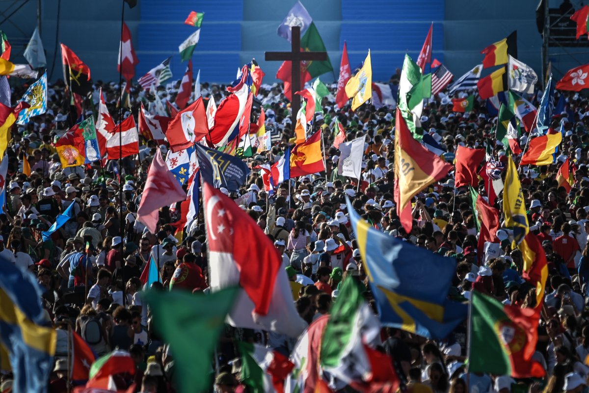 wyd_en's tweet photo. Colina do Encontro was filled with all colors, languages and flags to celebrate WYD. 🙏
Pilgrims from around the world joined in prayer at #WYD Opening Mass. An emotional moment that opens the door to a week that promises to transform many hearts ❤️‍🔥
#Lisboa2023 🇵🇹 https://t.co/atNDMsyhTQ