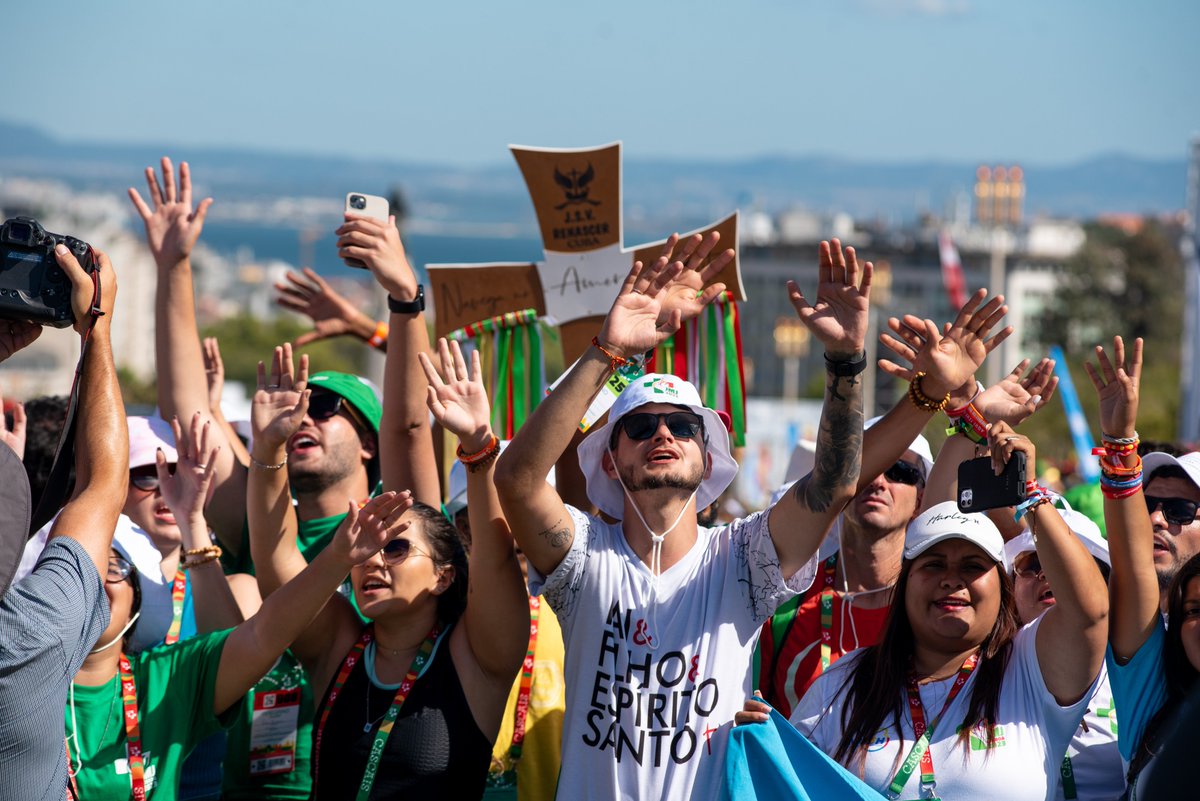 wyd_en's tweet photo. Colina do Encontro was filled with all colors, languages and flags to celebrate WYD. 🙏
Pilgrims from around the world joined in prayer at #WYD Opening Mass. An emotional moment that opens the door to a week that promises to transform many hearts ❤️‍🔥
#Lisboa2023 🇵🇹 https://t.co/atNDMsyhTQ