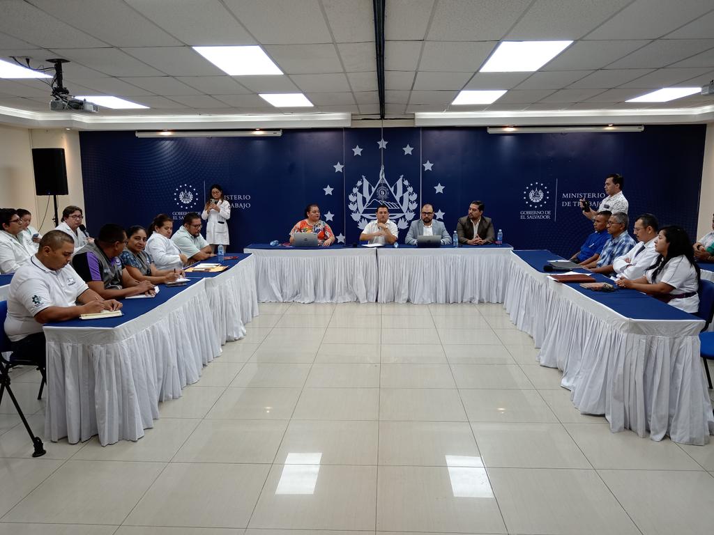 Estamos convencidos que el diálogo, es la mejor vía para solventar los conflictos laborales y que este espacio propiciará las condiciones para solventar otras problemáticas de los trabajadores del sector salud
<a href="/nayibbukele/">Nayib Bukele</a> <a href="/RolandoCastroSv/">Rolando Castro</a> @ConfederacionI1 <a href="/SITCCOR/">SITCCOR OFICIAL</a> <a href="/UstraspesO/">USTRASPES</a>