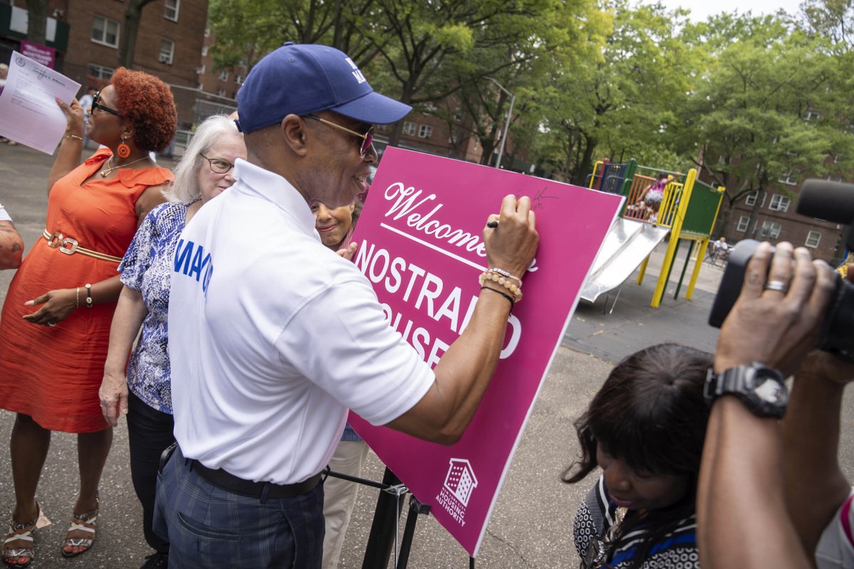NYCMayorsOffice's tweet photo. A NEW chapter began today for @NYCHA and our Public Housing Preservation Trust.

In the fall, the FIRST resident vote will help decide how New Yorkers at the Nostrand Houses in Sheepshead Bay want to move forward on comprehensive renovations.

https://t.co/1ysWm8DZEC https://t.co/UHNlC0nSHk