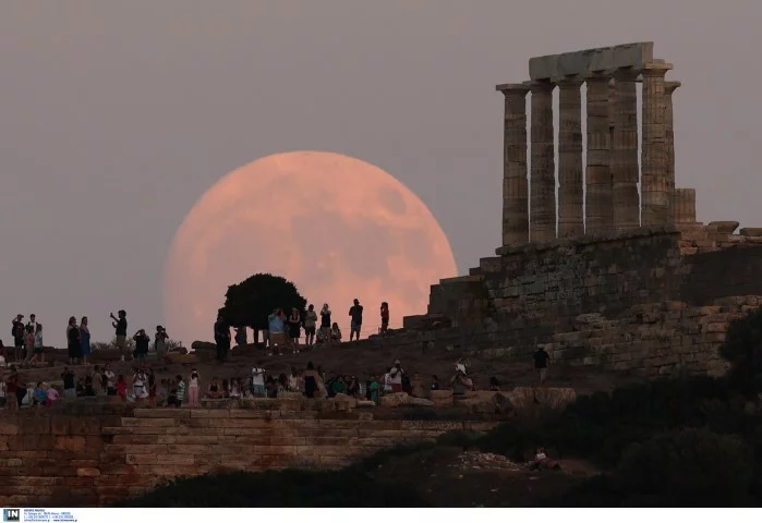 #greece #greek #fullmoon #augustmoon #sounio #poseidon #ancienttemple #Temple 

The Full Moon from Sounio, Poseidon's temple outside of Athens.