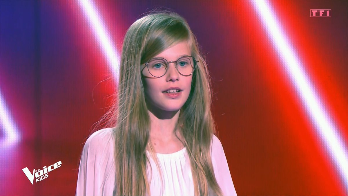 tweetolivier's tweet image. #TheVoiceKids #Eugenie sur "Le coup de soleil" de Angèle  en anglais pour le premier couplet 
♫ J'ai attrapé un coup de soleil♪
4 fauteuils mérités 
Elle choisit Patrick