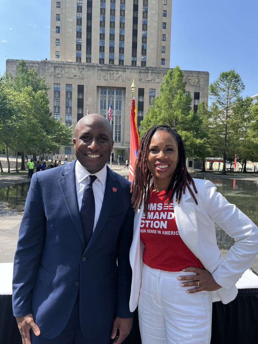 FerrellZabala's tweet photo. Honored to join gun sense champion and MAIG co-chair @MayorLucasKC at his inauguration today alongside Missouri @MomsDemand volunteers. 

Mayor Q, we're looking forward to continuing to work with you to implement lifesaving policies aimed at keeping KCMO safe. Congrats! https://t.co/vQCJtpoC8N