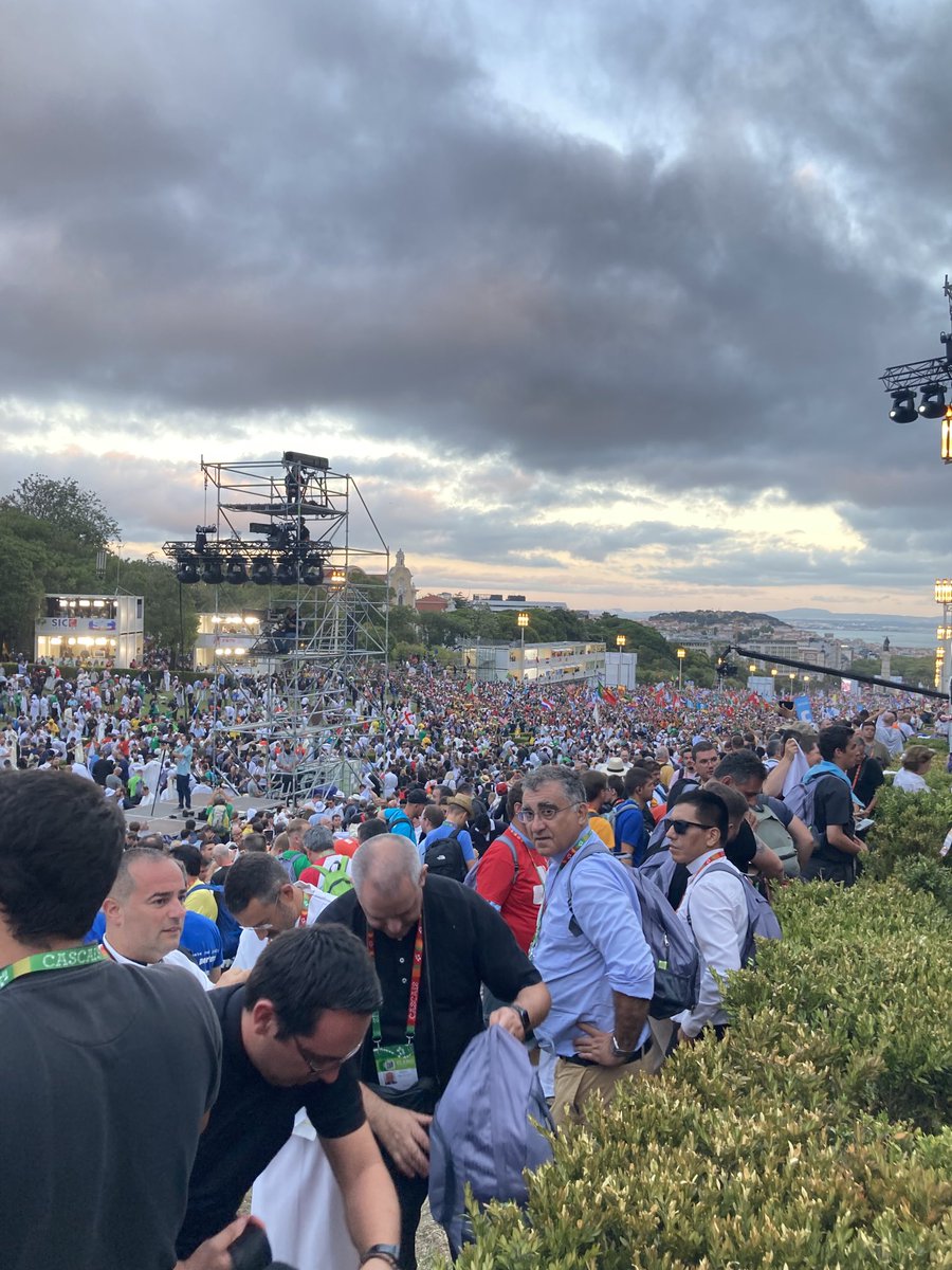 Douceur, joie et paix d’Emmaüs, dans la lumière du soir, pour la Messe d’ouverture des #JMJ2023 : le Christ Sauveur rassemble, se fait reconnaître et se donne par la fraction du pain. ⁦<a href="/jmj92org/">JMJ92.org</a>⁩ ⁦<a href="/jmj_fr/">JMJ (Francophone)</a>⁩ ⁦<a href="/92catholique/">Diocèse de Nanterre</a>⁩ ⁦<a href="/Jeunes_cathos/">Jeunes Cathos</a>⁩