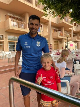 cdHergar's tweet photo. #Hergar y @CDTOficial, hermanados a través de Yoel, del #PrebenjamínB. La fotografía es en Alfaz del Pi y el rojo, siempre protagonista. 

#VeranoDeTodoAlRojo #VamosHergar https://t.co/Tdm5XNiXkx