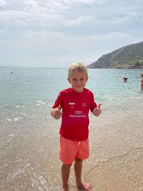 cdHergar's tweet photo. #Hergar y @CDTOficial, hermanados a través de Yoel, del #PrebenjamínB. La fotografía es en Alfaz del Pi y el rojo, siempre protagonista. 

#VeranoDeTodoAlRojo #VamosHergar https://t.co/Tdm5XNiXkx