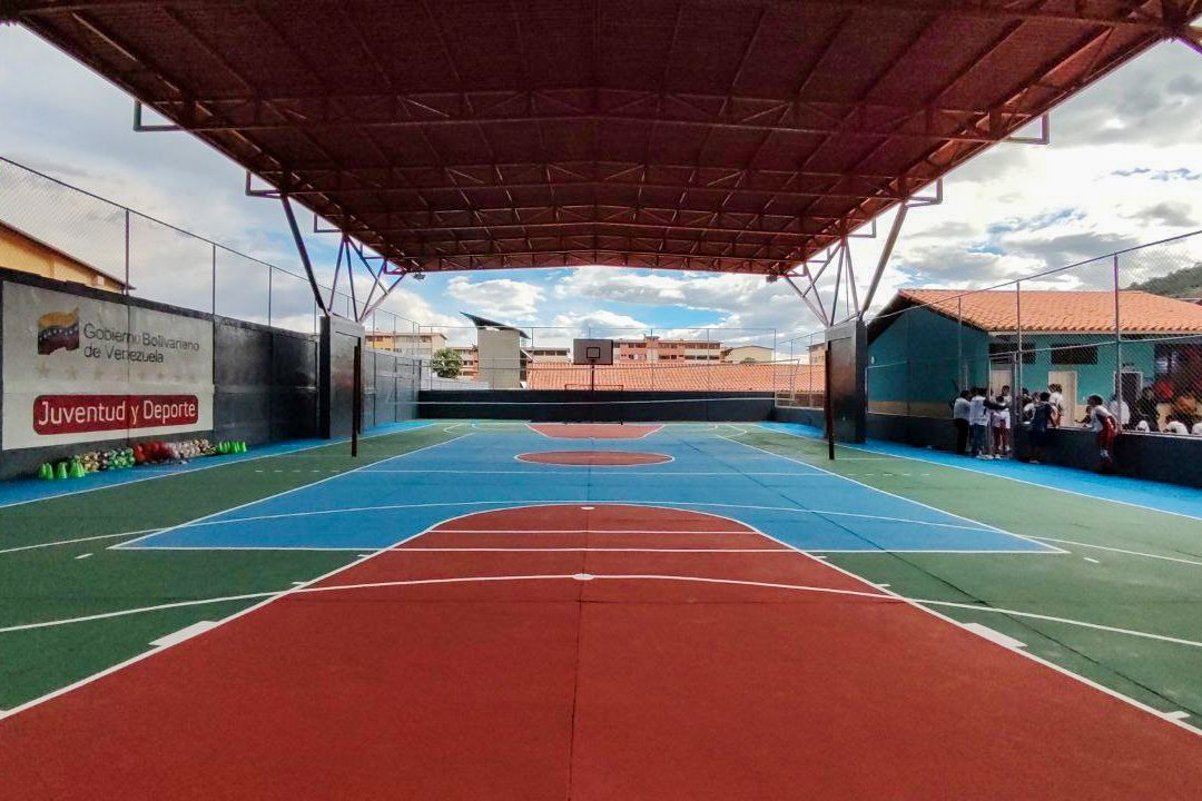mineducacion_ve's tweet photo. ¡Bricomiles comprometidas con la educación! 
 
Priorizamos la recuperación de la infraestructura educativa. 

Desde la U. E. Talento Deportivo, en Mérida, afianzamos nuestro empeño de continuar trabajando por las escuelas de la patria. 
 
#SuperBigoteEnAccion 
@NicolasMaduro https://t.co/VC1P8aSnQi