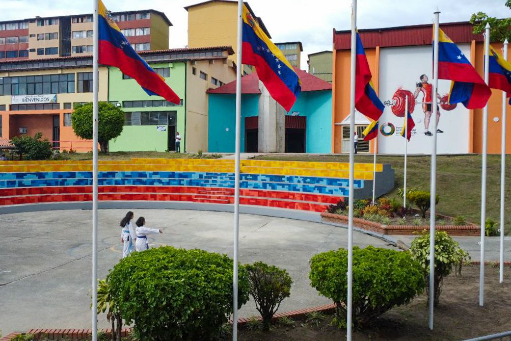 mineducacion_ve's tweet photo. ¡Bricomiles comprometidas con la educación! 
 
Priorizamos la recuperación de la infraestructura educativa. 

Desde la U. E. Talento Deportivo, en Mérida, afianzamos nuestro empeño de continuar trabajando por las escuelas de la patria. 
 
#SuperBigoteEnAccion 
@NicolasMaduro https://t.co/VC1P8aSnQi