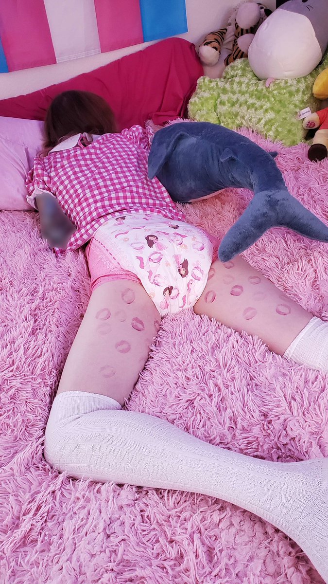 hikikomousie's tweet photo. Covered in mommy's kisses💋😖💋 https://t.co/tyMDcUbugh