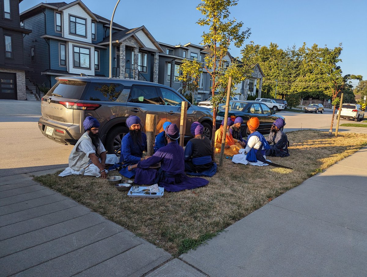 ਜਹਾਂ ਖਾਲਸਾ ਬੈਠਾ ਪਾਵੈ । ਵਾਹਿਗੁਰੂ ਜੀ ਕੀ ਫਤੇ ਬੁਲਾਵੇ ।
Where the Khalsa is seated, 
call out 'Vahiguruji Ka Khalsa, Vahiguruji Ki Fateh'

ਪ੍ਰੇਮ ਸਹਤ ਜੋ ਦਰਸਨ ਕਰ ਹੈ । ਤੇ ਪੁਨ ਭਵ ਸਾਗਰ ਨਹਿ ਪਰ ਹੈ ।
Anyone who looks upon the Khalsa with love, 
They then won't fall into ocean of existence