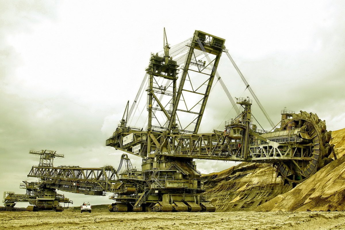 OnceNoticiasTV's tweet photo. #SabíasQue...❓ la #Bagger288 es una excavadora para minería considerada como el vehículo terrestre #MásGrandeDelMundo.
Mide 220 metros de largo, se desplaza a 17km/h y el material que extrae cada día alcanza para llenar 2,400 vagones de tren 🚜🚧⚒️
📸 #EnLaRed
🔻Once Noticias https://t.co/4oxGIQ7ZPG