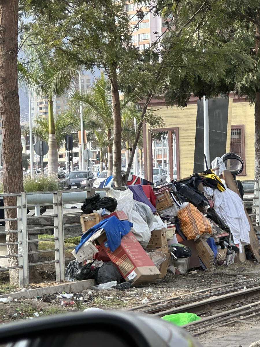 _iv_ast's tweet photo. Que terrible, hasta cuando veremos esto en nuestra ciudad #Antofagasta  esto es Av. Balmaceda @GOREAntofagasta @AntofagastaMuni https://t.co/X6VAy1vL0X