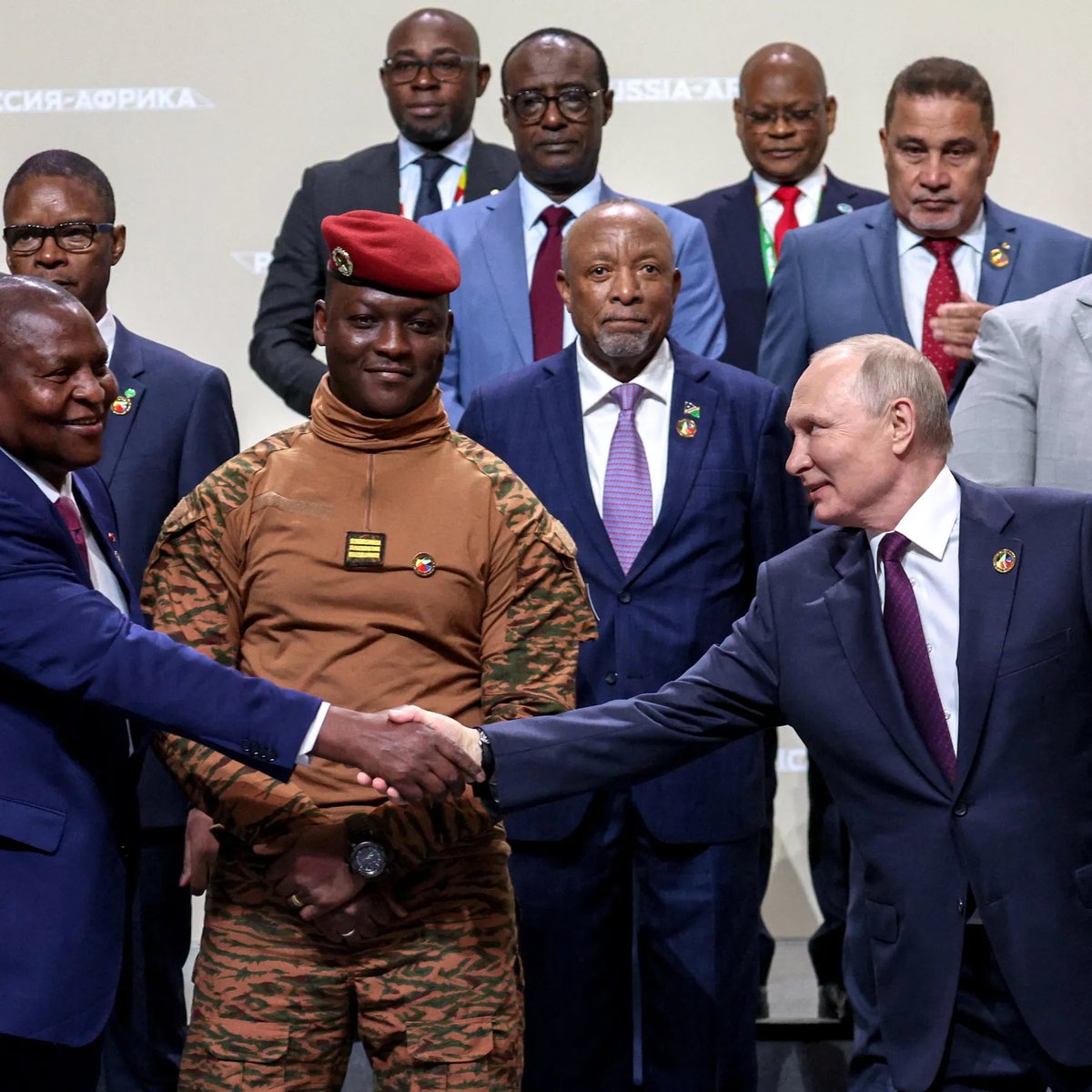 DANTE_eloficial's tweet photo. Vladimir Putin ha perdonado $23 mil millones en deuda de los países africanos. También perdonó $684 millones a Somalia.

Pero los medios globalistas lo quieren mostrar como el enemigo del mundo 🤦‍♂️ https://t.co/1yIz6cY9xE