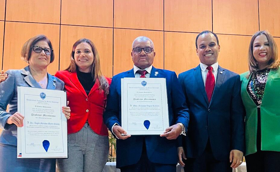 EscuelaInfUASD's tweet photo. Durante el acto de investidura de los profesores meritisimos de nuestra de Facultad de Ciencias. 

¡Muchas felicidades a nuestros profesores meritisimos! Muy merecido reconocimiento. 👏👏👏

Mtra. Romery Alberto M.
Directora Escuela de Informática 
Facultad de Ciencias, UASD https://t.co/6mRBs9PJRx