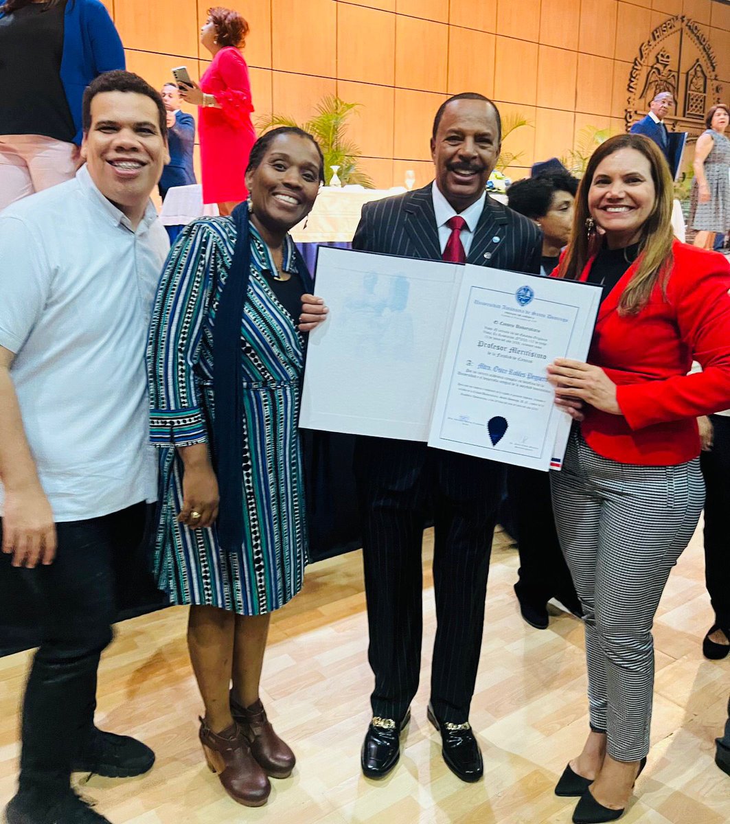 EscuelaInfUASD's tweet photo. Durante el acto de investidura de los profesores meritisimos de nuestra de Facultad de Ciencias. 

¡Muchas felicidades a nuestros profesores meritisimos! Muy merecido reconocimiento. 👏👏👏

Mtra. Romery Alberto M.
Directora Escuela de Informática 
Facultad de Ciencias, UASD https://t.co/6mRBs9PJRx