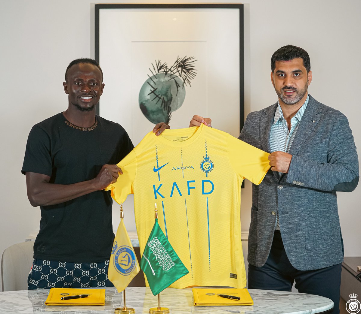 AlNassrFC_EN's tweet photo. We have officially signed the Senegalese Star Sadio Mané ✍️

We wish him good luck with our stars 🙏
#ManéIsYellow 💛 https://t.co/cMkPKIRzgr