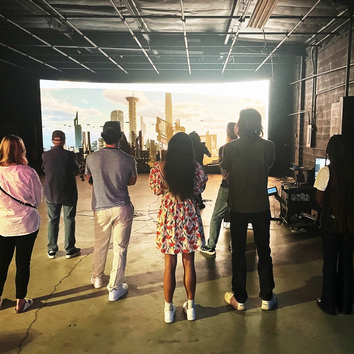 1895Films's tweet photo. We recently brought our interns to the CinePacks studios in North Hollywood CA to see this amazing virtual production stage featuring a massive curved LED wall.

#1895films #intern @KentState @allthelovealex @brookkeknapp @Bella_Lulua747 https://t.co/h1qdf80mf4