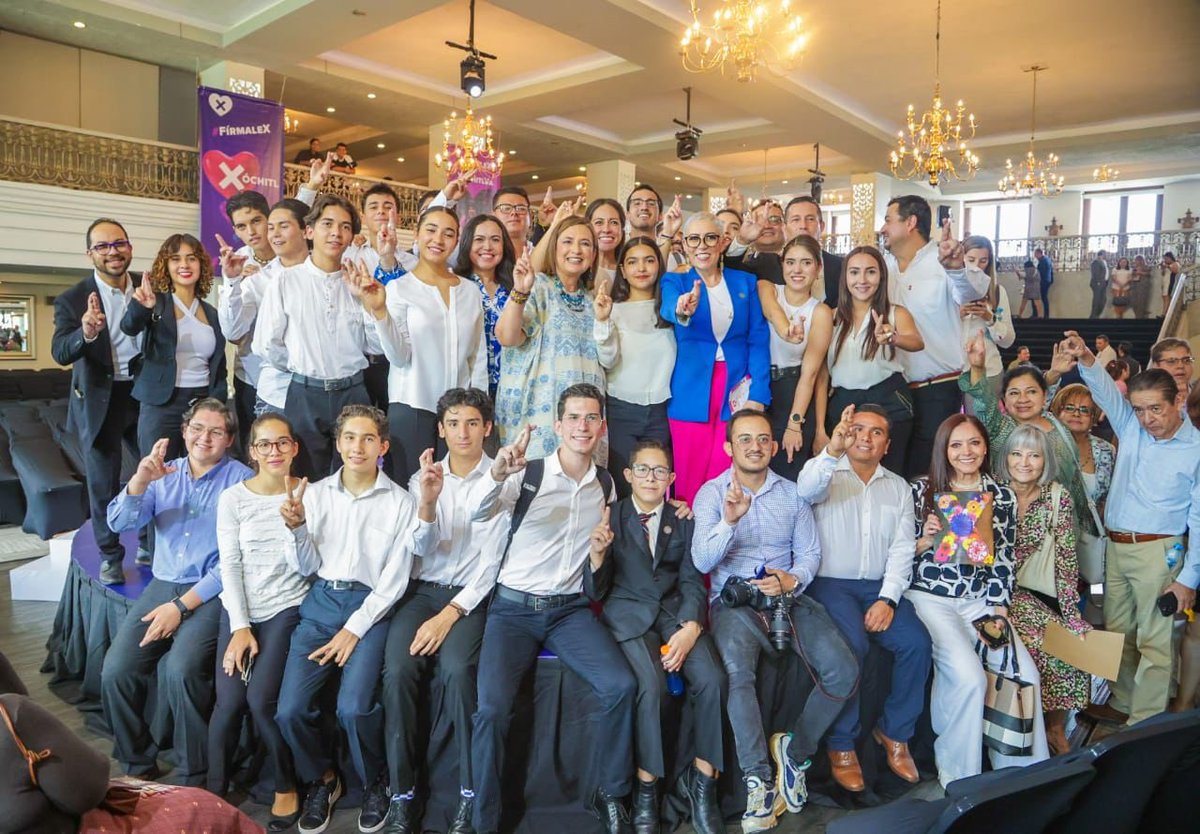 XochitlGalvez's tweet photo. México no quiere hablar de derechas o izquierdas. 

Más allá de diferencias, nuestro país necesita que se resuelvan sus graves problemas. 🇲🇽 

¡Gracias #León, #Guanajuato! 🫶🏼

#XóchitlVa https://t.co/AYaP5lsA4t