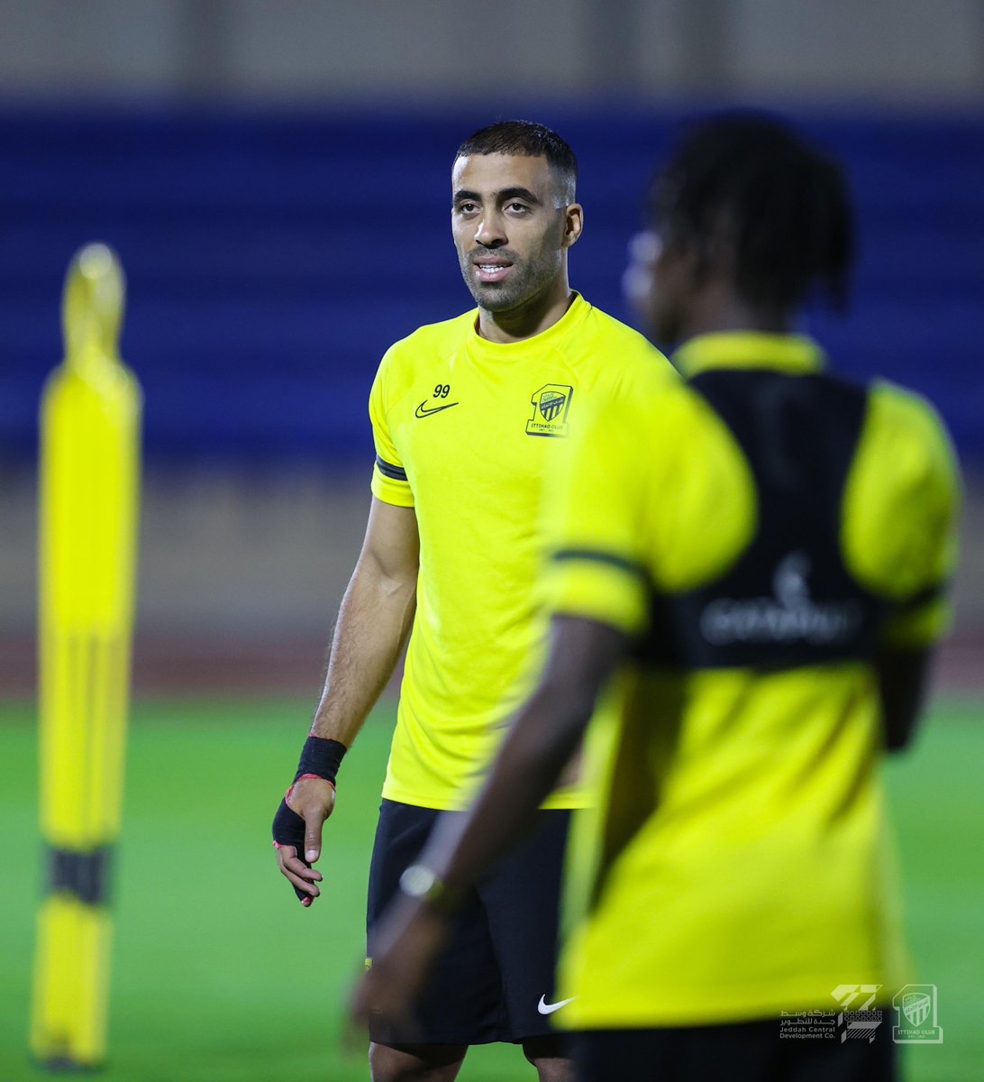 IttiMania's tweet photo. عبدالرزاق حمدالله يظهر بـشاش على يده في المران الاخير للشرطة ���� https://t.co/f6I9XOHik1