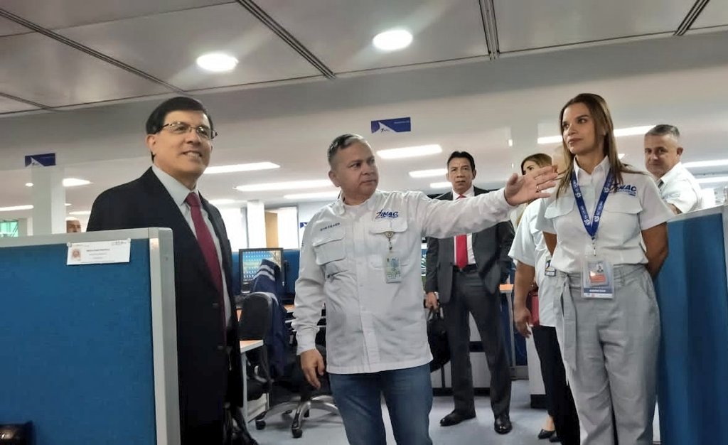 inac_ve's tweet photo. ¡Venezuela en grande! En el marco de la visita de la Misión de Asistencia Técnica de la OACI-SAM, G.G de Seguridad Aeronáutica MG Víctor Palacios junto a inspectores #INAC le dan la bienvenida a las instalaciones #INAC en el @IAIM_VE al especialista @icao Marcelo Ureña. https://t.co/ayHioBqr3m