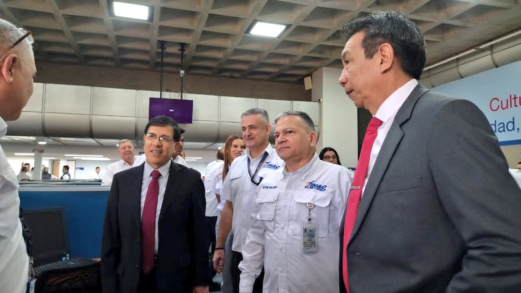 inac_ve's tweet photo. ¡Venezuela en grande! En el marco de la visita de la Misión de Asistencia Técnica de la OACI-SAM, G.G de Seguridad Aeronáutica MG Víctor Palacios junto a inspectores #INAC le dan la bienvenida a las instalaciones #INAC en el @IAIM_VE al especialista @icao Marcelo Ureña. https://t.co/ayHioBqr3m