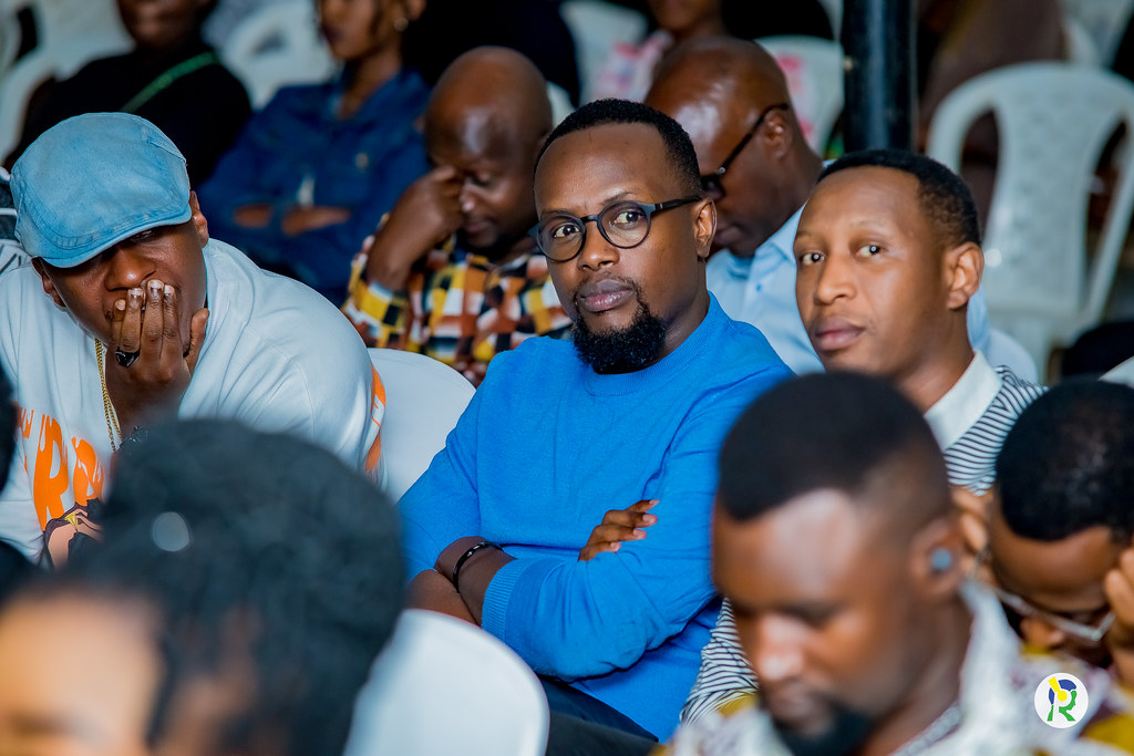 kemnique's tweet photo. Umugoroba w’Abahanzi! Ikiriyo cyo guherekeza bwa nyuma producer Junior Multisystem
Umugoroba w’Abahanzi! Ikiriyo cyo guherekeza bwa nyuma producer Junior Multisystem

Umuhango wo kwibuka Junior Multisystem wabimburiwe n’isengesho ryakozwe na Pastor Jean Baptiste wagaragaje ko imitima y’abateraniye mu ihema ryasezerewemo nyakwigendera irimo agahinda gusa ko umunsi nk'uyu wagombaga kubaho.

Umubiri wa Jean Luc Karamuka uzafatwa ejo ku wa Gatatu Saa yine za mu gitondo ku bitaro by’akarere bya Nyarugenge. Saa sita hazatangira amasengesho. Saa munani azasezerwaho bwa nyuma noneho berekeze i Rusororo saa kumi z’igicamunsi.

Umukuru w’umuryango wa Jean Luc Karamuka yakunze kumvikanisha ko uyu ari”Umugoroba w’abahanzi”.

Ijambo rya Twahirwa Aimable uhagarariye Leta muri uyu muhango,  yavuze ko kuva Junior yakora impanuka abahanzi bamubaye hafi.
Ati:”Uku gukorana kudufashe gushyira hamwe twitegure kuko turi mu Isi y’ibyago”.

Yasabye abahanzi gukomeza gutahiriza umugozi umwe bagafatanya muri byose kuko abishyize hamwe nta kibananira.

Ati:”Yatangaga indirimbo ku gihe kandi yasize inkuru nziza kuko ibihangano yakoze bitazazima”.

Abahanzi babanye mu rugendo rw’umuziki kuva mu 2009 kugeza mu 2023, baje kumuherekeza bwa nyuma barimo Riderman, Butera Knowless, King James, Tom Close n’umufasha we, Tonzi, Bruce Melodie n’abandi.

Mu myidagaduro kandi mu ngeri zitandukanye hari abanyamakuru bafite amazina nka Luckman Nzeyimana ukorera Ikigo cy’igihugu cy’itangazamakuru, Basile Uwimana, Uncle Austin, Ally Soudy n’abandi.

Ababanye bya hafi nka Kjohn wagize uruhare mu bijyanye no kumenyekanisha muzika nyarwanda, Zizou Alpacino wabanye bya hafi na Junior Multisystem nawe yari ahari.

Umunyamakuru Khamis Sango ukorera Televiziyo na Radio 10 niwe wahaye ikaze abaje guherekeza bwa nyuma Junior ndetse n’icyegeranyo kigaruka ku mateka ya Junior Multisystem mu ijwi ryiza riremereye.

Mama wa Junior, Karamuka Jeannine mu cyegeranyo kigufi yavuzeko yaranzwe no kwisekera ubuzima bwe bwose.

Ubuhamya bugufi burimo ibyamuranze ariko by’umwihariko bwahurije ku kuba yaragiraga urugwiro.

Ati:”Ibintu by’umujinya ntabwo byari ibye”. 

Afite umwaka n’igice bakiri i Burundi yaguye mu mazi ababyeyi bakeka ko yatabarutse. Mama we ati:”Urupfu rwamugenzeho kuva akiri umwana. Agwa mu mazi tukiri i Burundi twari tuzi ko byarangiye. Hari n’indi mpanuka yigeze kumugera amajanja birangira ntacyo abaye.

Yavuze ko yari agiye mu isabukuru ya mushiki we agarutse akora impanuka.

Yabanje kwanga kujyayo ariko bimwanga mu nda. Mama we yashimiye Muyoboke Alex na Uncle Austin bahagobotse yabuze imbangukiragutabara imujyana CHUK. Icyo gihe baraye mu bitaro bikuru bya Kaminuza’CHUK’ babanje gusaba ko badoda ukuboko basanga igisubizo ni ukuguca.

Papa wa Junior yagiye gusinyira ko umuhungu we bamuca ukuboko. Yarwariye kwa se umuganga akajya aza kumukorera isuku. Se ati:”Yarwariye iwanjye arinda akira”.

Uncle Austin yasobanuye ko agikora impanuka yakoze ubukangurambaga kuko abahanzi bumvaga bamurimo ideni’. Ati”Na nyuma niwe wakoze mastering ya Closer yanjye na Meddy”.

Yanyweye amazi arahindukira ashiramo umwuka. Mama we yanavuze ukuntu yatinyaga serumu ku buryo ubwo bari kwa muganga yasabye mama we ko bamukuramo serumu undi akamuhakanira ko kubona umuti byabagoye.

Umuryango we uvuga ko yababereye urugero rwiza ndetse yitaga kuri bene wabo.

Junior Multisystem asize umwana nk'uko byavuzwe na mama we. Ubwo yashiragamo umwuka ntiyigeze asamba yatashye abyiyumvamo.

Umuhango irakomeje ejo abazabon