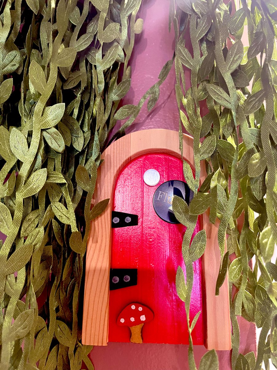 PrairieStylFile's tweet photo. Things I’ve searched for (and found) in @VisitDublinOhio today: 
1. #PublicArt
2. #Fairydoors (with lots of help from fellow searchers)
3. ARTboxes (like Little Free Libraries for art projects—so cool)
4. Riverboxes (#geocaching + public art)
#SoDublin #PressTrip #SlowTravel https://t.co/alXHImVYj3