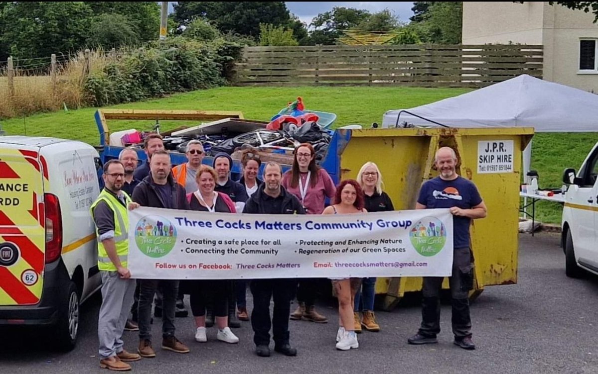 willlloyd83's tweet photo. Another 'role your sleeves up' type of day at the Three Cocks Matters #BigRecycle.
Two stonking skips full to the brim, a chance for #Gwernyfed residents to clear the decks and start a fresh. A big shout out to @PowysCC Housing Services team & @PowysRecycles for their support. π https://t.co/pId6azj6lw
