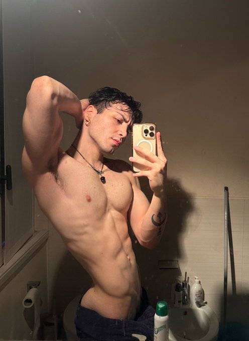 ready for some beach pics I fear ? https://t.co/NiXJRgpkOC