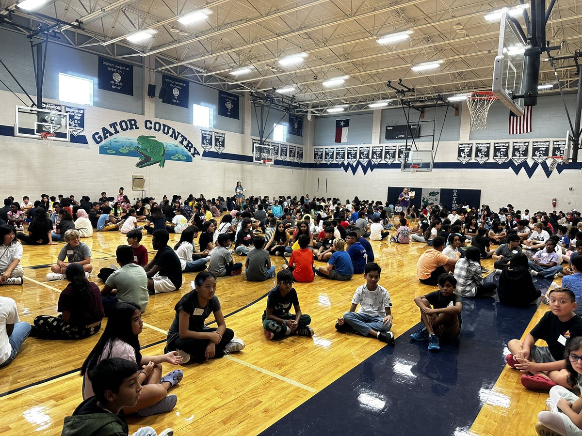 daniellekrantz's tweet photo. Parents and students learned all about the Gator Way at New Student Orientation! We’ve got a great group of students joining us this year! Welcome to the swamp 🐊 https://t.co/v4tUqG2sjC