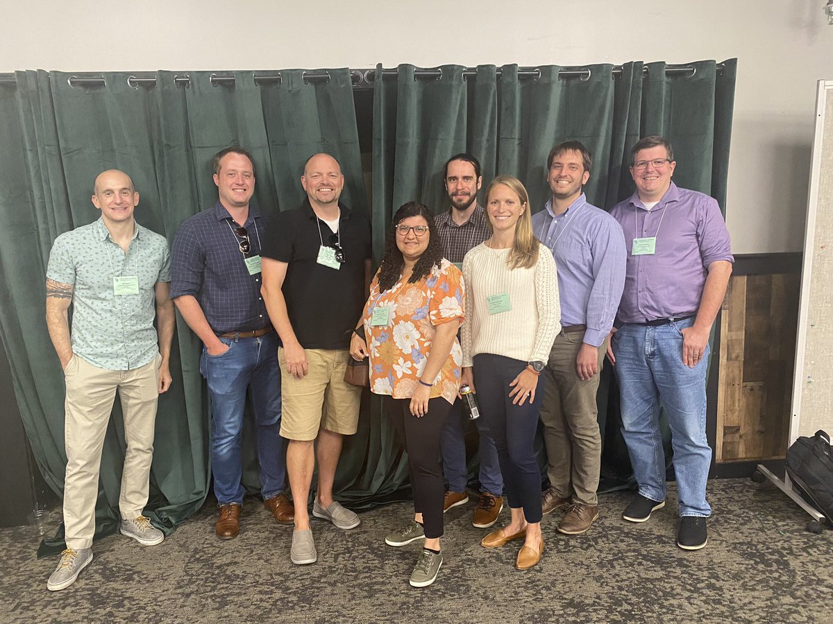 ValeriaMReyes's tweet photo. Sharing science with cool people at the Staph GRC. @EricSkaar lab’s direct and extended family. https://t.co/G9QLEiiwta