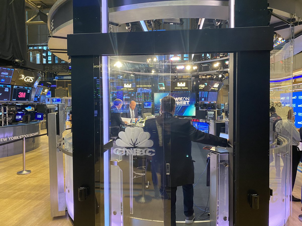 ThorYoung's tweet photo. Such an amazing experience getting to tour the @NYSE with my good friend and mentor @BearBullTraders. So generous of the folks at @mondeumcapital to show us around and let us witness an opening 🔔 live! #BBTlive #BBTfamily https://t.co/9TIxXc5kPS
