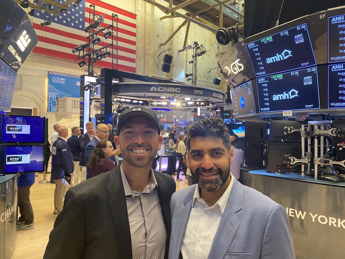 ThorYoung's tweet photo. Such an amazing experience getting to tour the @NYSE with my good friend and mentor @BearBullTraders. So generous of the folks at @mondeumcapital to show us around and let us witness an opening 🔔 live! #BBTlive #BBTfamily https://t.co/9TIxXc5kPS